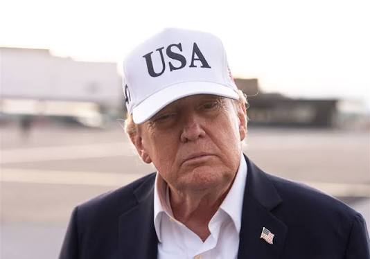 Trump Shrugs Off AI Warnings as a “HOAX,” Raising Alarm Inside the White House